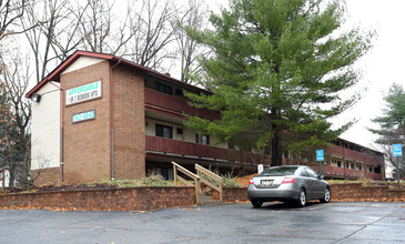 Center Park Place in Cuyahoga Falls, OH - Foto de edificio - Building Photo