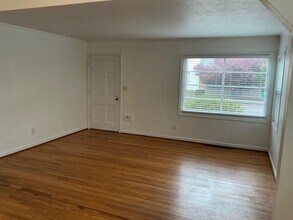 5722-5724-5724 NE Halsey St in Portland, OR - Building Photo - Building Photo