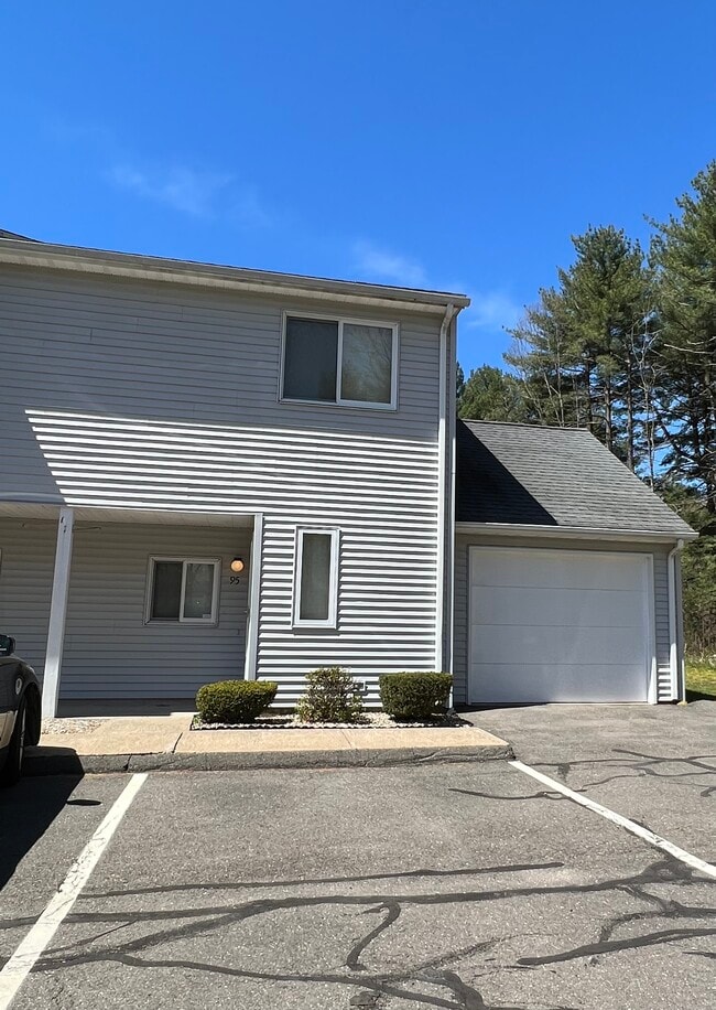 155 Redstone Hill Rd, Unit 95 in Bristol, CT - Building Photo - Building Photo