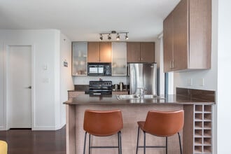 909 Mainland St in Vancouver, BC - Building Photo - Building Photo