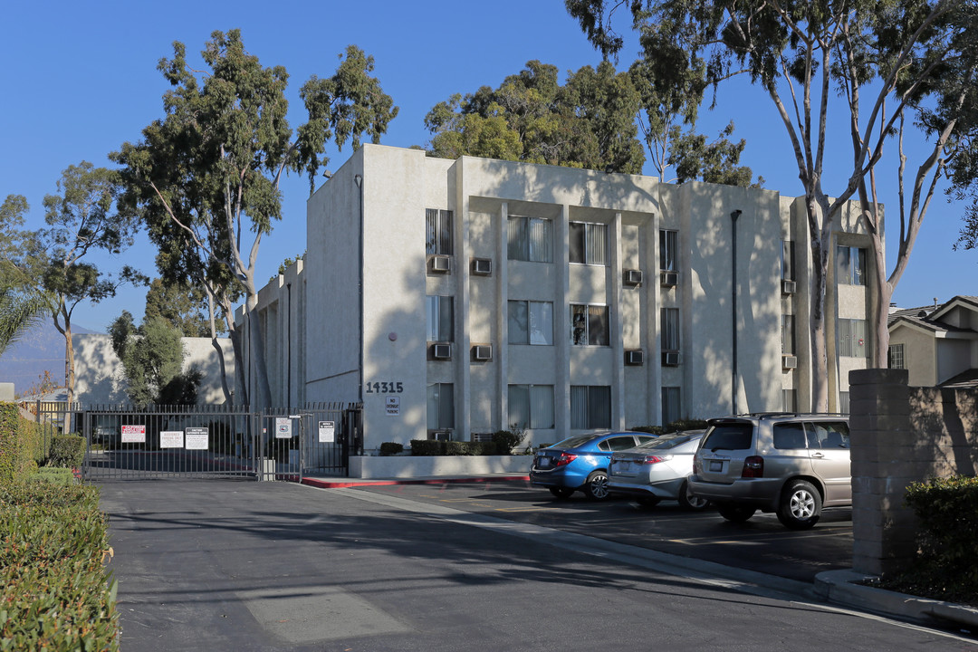 Clark Terrace in Baldwin Park, CA - Foto de edificio