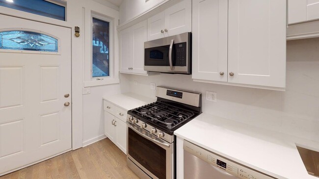 2737 W Lunt Ave in Chicago, IL - Building Photo - Building Photo