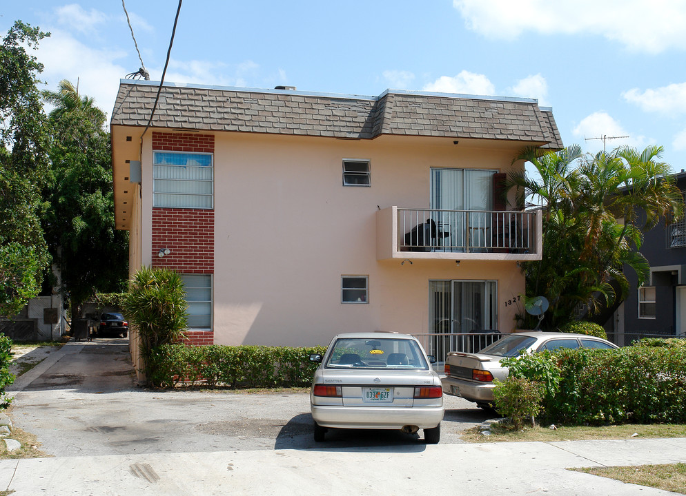 1327 SW 4th St in Miami, FL - Foto de edificio