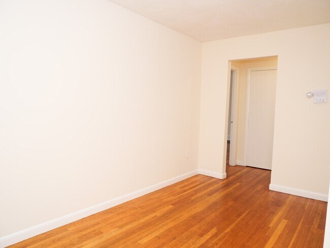 1027 Commonwealth Ave in Boston, MA - Building Photo - Building Photo