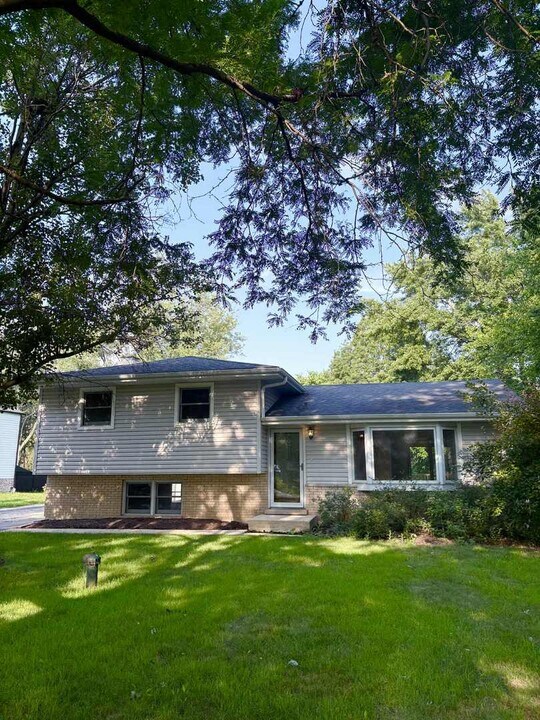5S426 Columbia St in Naperville, IL - Building Photo