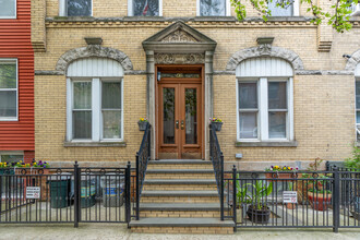 43 Diamond St in Brooklyn, NY - Foto de edificio - Building Photo