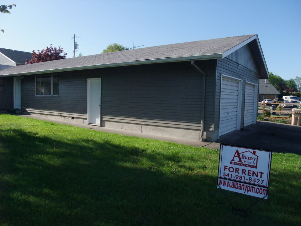 2645 SE Chicago St in Albany, OR - Building Photo