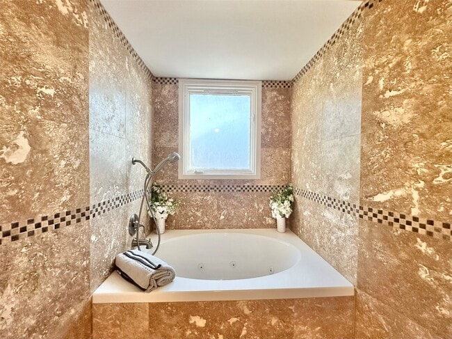 property at 2514 Nantucket Dr