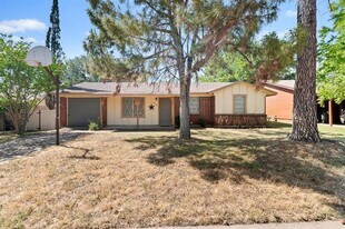 1424 Phillips St in Cleburne, TX - Building Photo