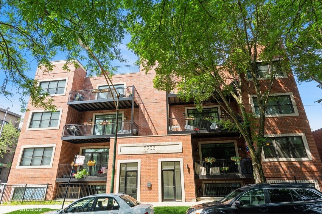 5202 N Oakley Ave in Chicago, IL - Foto de edificio