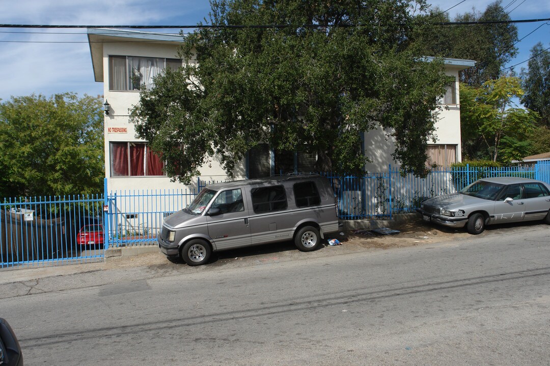 9949 Pinewood Ave in Tujunga, CA - Foto de edificio