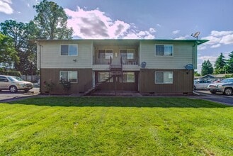 Broadway Apartments in Estacada, OR - Building Photo - Building Photo