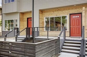 12022 32nd Ave NE in Seattle, WA - Building Photo - Building Photo