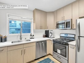 2727-2741 Abbot Kinney Blvd in Los Angeles, CA - Building Photo