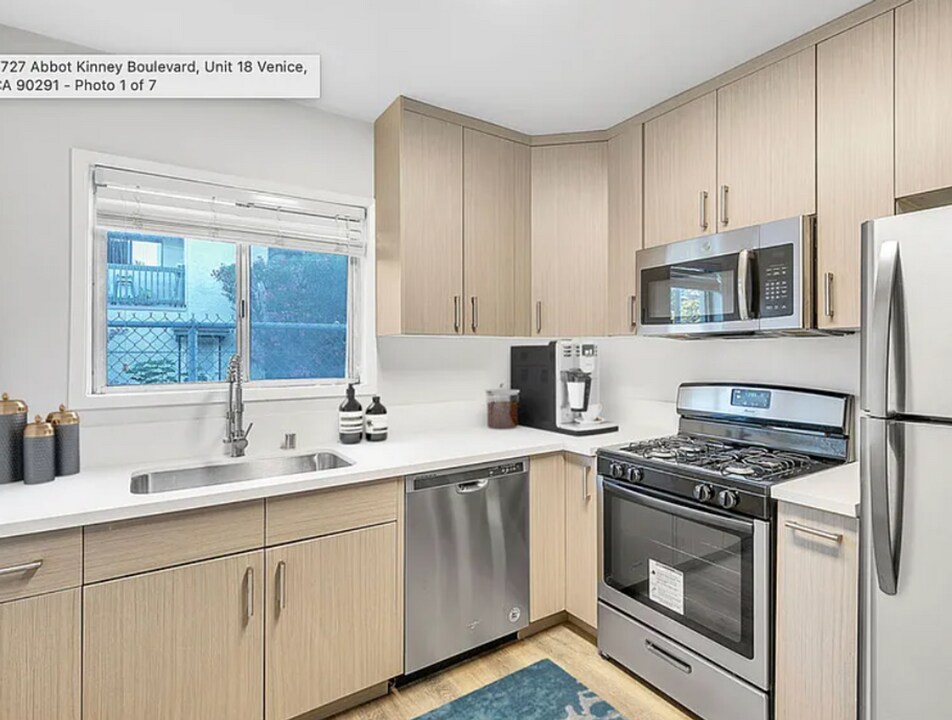 2727-2741 Abbot Kinney Blvd in Los Angeles, CA - Building Photo