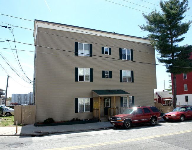 541 E School St in Woonsocket, RI - Foto de edificio - Building Photo