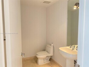 1060 Brickell Ave in Miami, FL - Building Photo - Building Photo