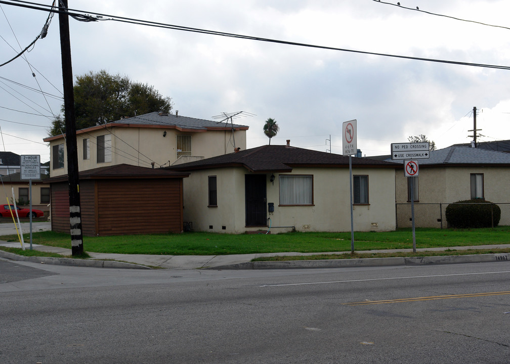 14902 Inglewood Ave in Lawndale, CA - Building Photo