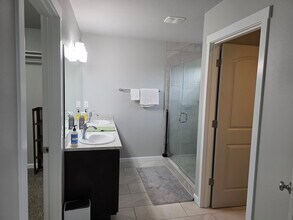 10721 NE 109th St, Unit Private bath/walk-in clos in Vancouver, WA - Foto de edificio - Building Photo