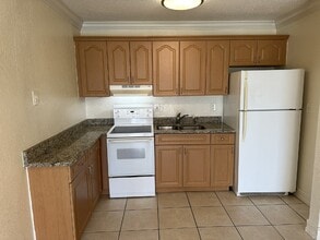 3409 Clark Rd, Unit 109 in Sarasota, FL - Building Photo - Building Photo