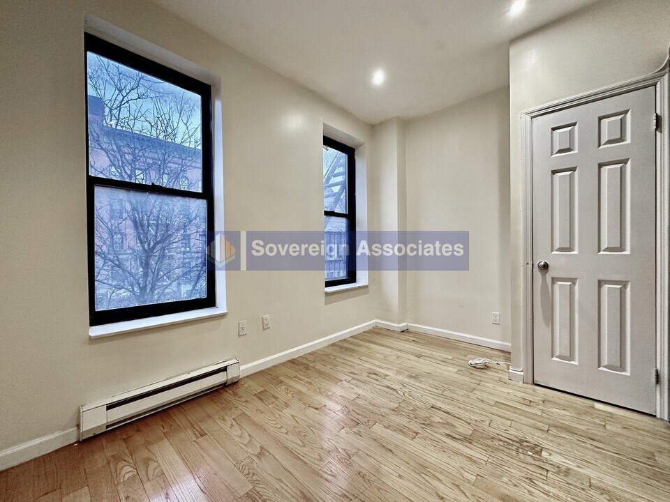 932 Amsterdam Ave in New York, NY - Building Photo