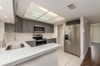 9872 Indian Key Trail in Seminole, FL - Foto de edificio - Building Photo