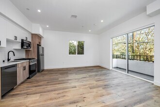 5044 Laurel Canyon Blvd, Unit 2 in Valley Village, CA - Building Photo - Building Photo