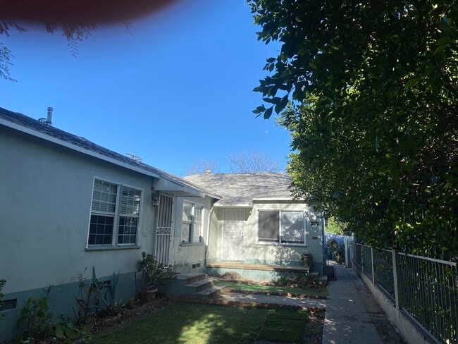 8062 Sepulveda Blvd in Panorama City, CA - Foto de edificio - Building Photo