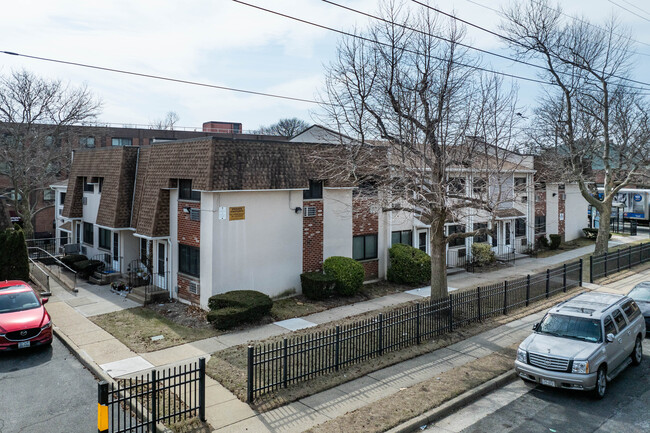 Clinton Court Apartments in Hempstead, NY - Building Photo - Building Photo