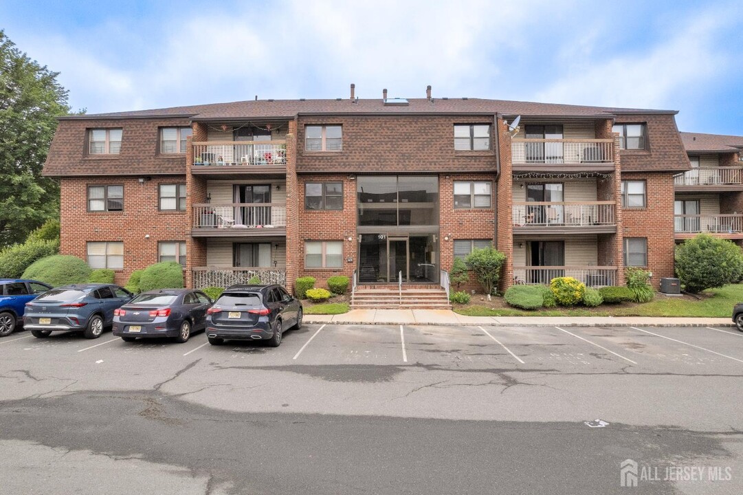 101 Beverly Hl Ter in Woodbridge, NJ - Building Photo