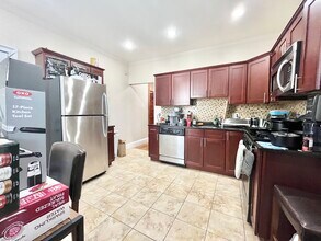 5 Iroquois St, Unit 1 in Boston, MA - Foto de edificio - Building Photo