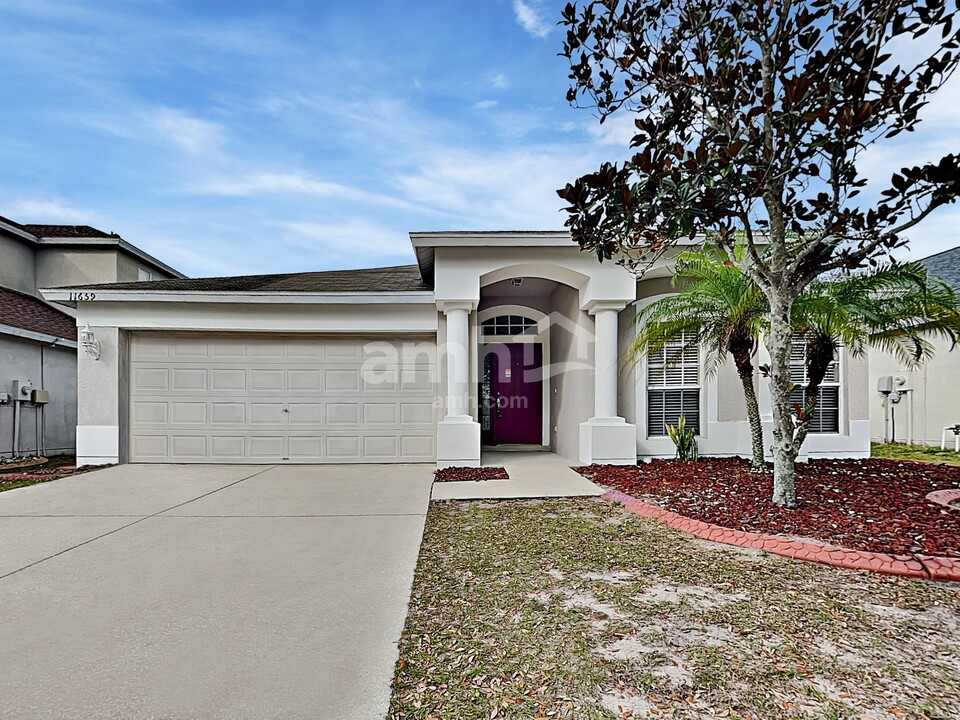 11659 Tropical Isle Ln in Riverview, FL - Foto de edificio