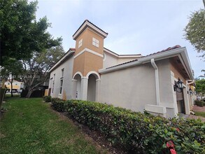 11551 NW 79th Ln in Medley, FL - Foto de edificio - Building Photo