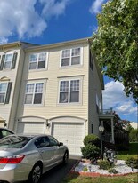 9257 Alvyn Lake Cir in Bristow, VA - Building Photo