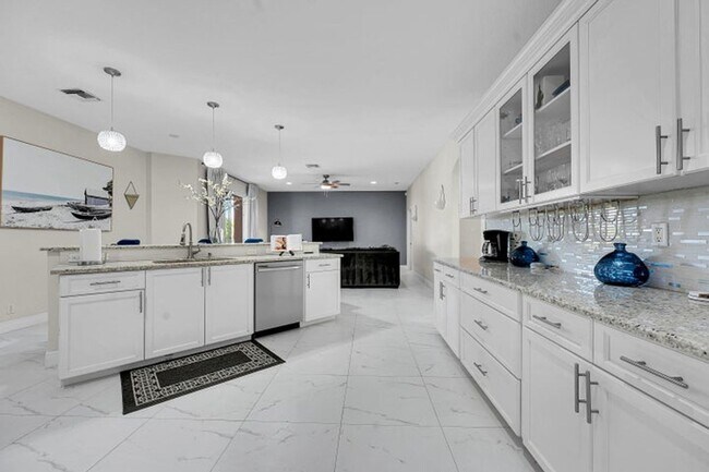 13620 Folkestone Ct in Wellington, FL - Foto de edificio - Building Photo