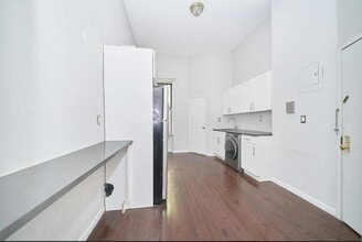 501 1/2 W 43rd St in New York, NY - Building Photo - Building Photo