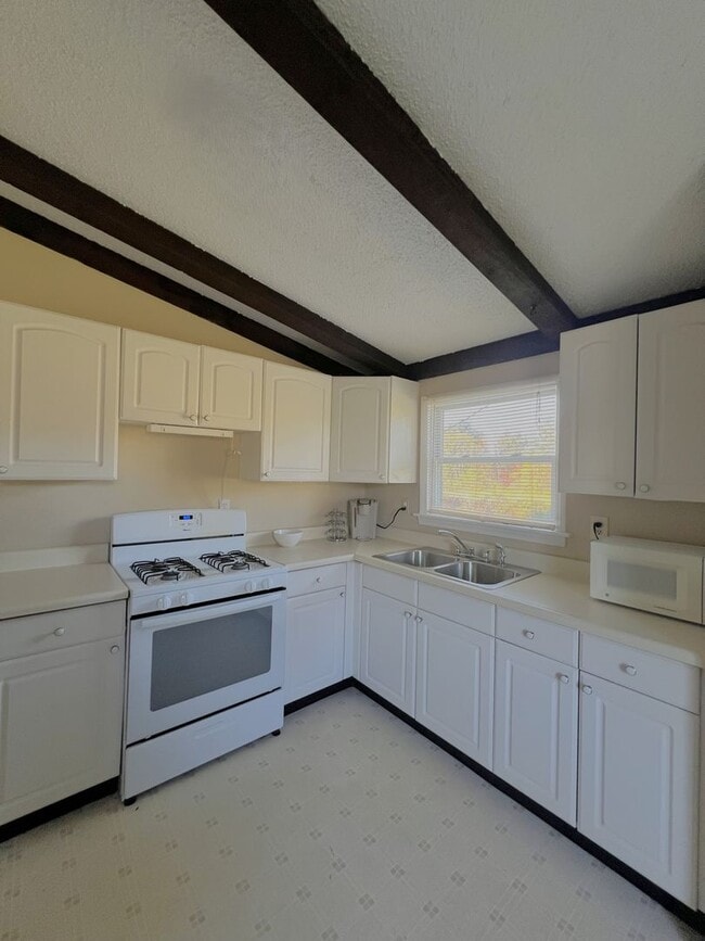 213 Cloverdale St in Pittsfield, MA - Building Photo - Building Photo