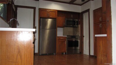 100 Hicks Ln in Great Neck, NY - Building Photo - Building Photo