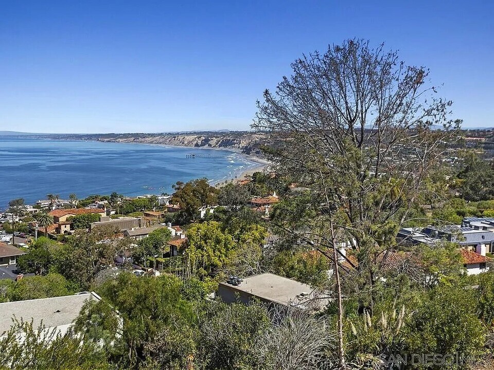 1703 Castellana Rd in La Jolla, CA - Building Photo