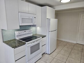 651 SW 66th Ave in Miami, FL - Building Photo - Building Photo