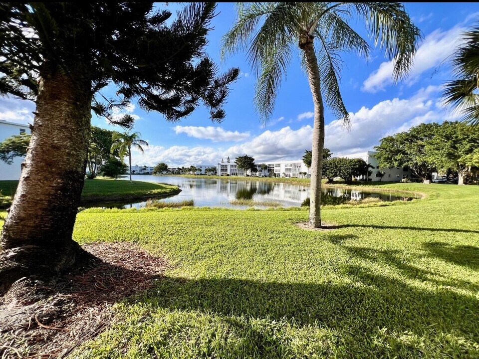 203 Andover E in West Palm Beach, FL - Building Photo