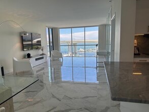 100 Pierce St, Unit 801 in Clearwater, FL - Foto de edificio - Building Photo