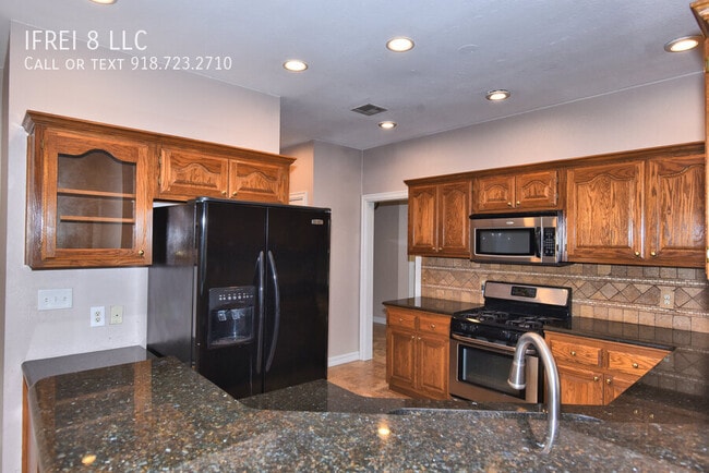300 S 63rd St in Broken Arrow, OK - Building Photo - Building Photo