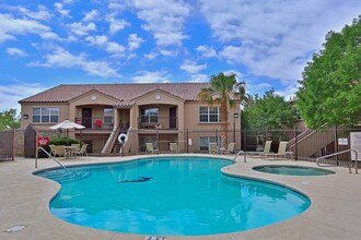Las Norias Apartments in El Paso, TX - Foto de edificio - Building Photo
