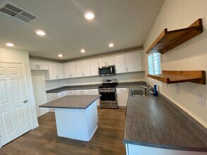 492 Jasmine Way in Perris, CA - Building Photo - Building Photo