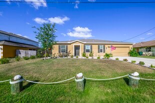 4042 SW Jaqust St in Port St. Lucie, FL - Building Photo