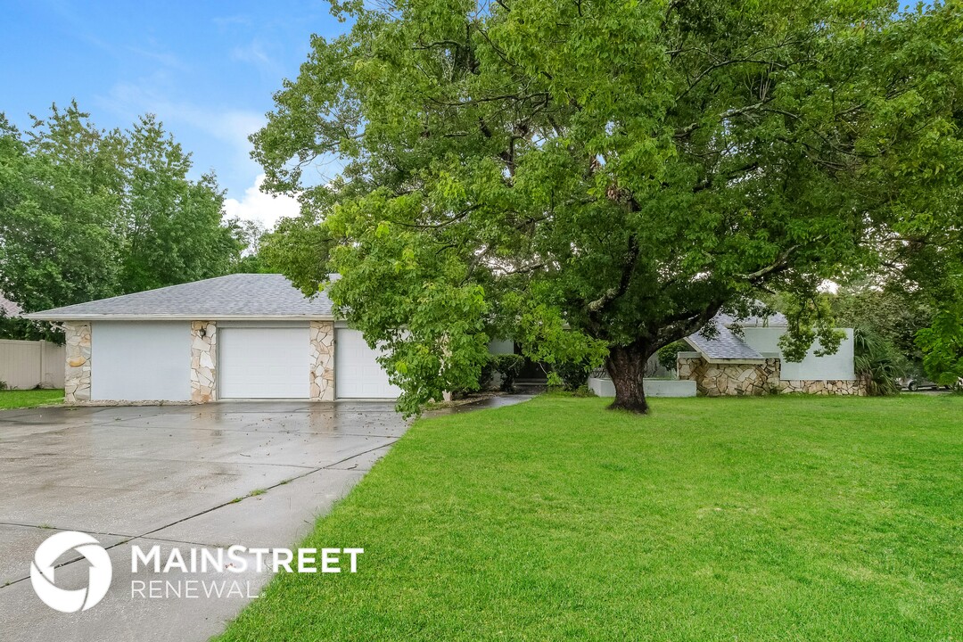 6084 Freeport Dr in Spring Hill, FL - Foto de edificio