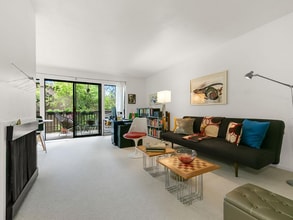 2424 Larkspur Ln in Sacramento, CA - Foto de edificio - Building Photo