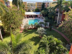 2366 E Mall Dr in Ft. Myers, FL - Building Photo - Building Photo