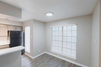 390 Shady Ln Dr in Fort Worth, TX - Building Photo - Building Photo